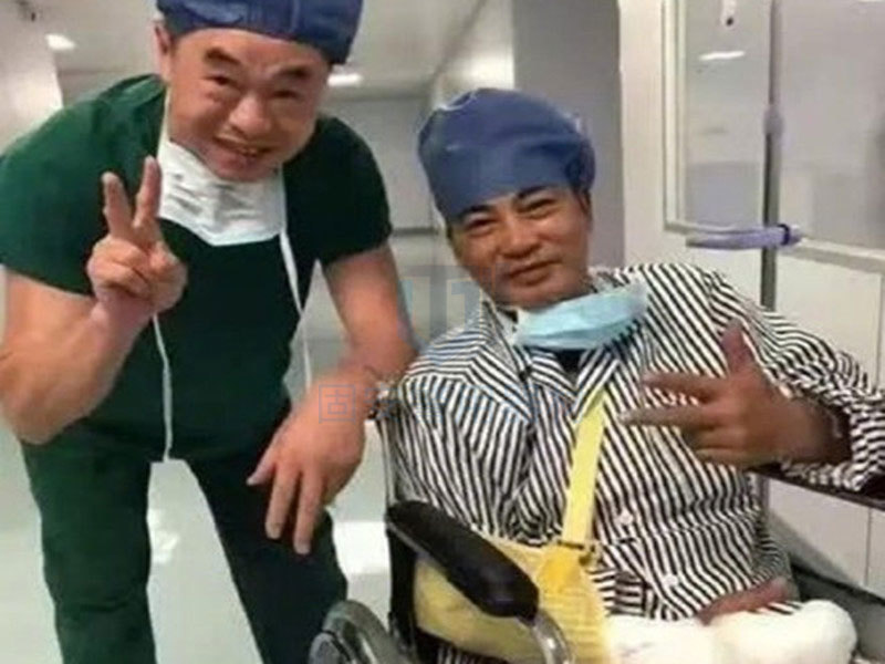 又一明星任達(dá)華被刺，這不是非逼著華哥穿防刺服嗎？